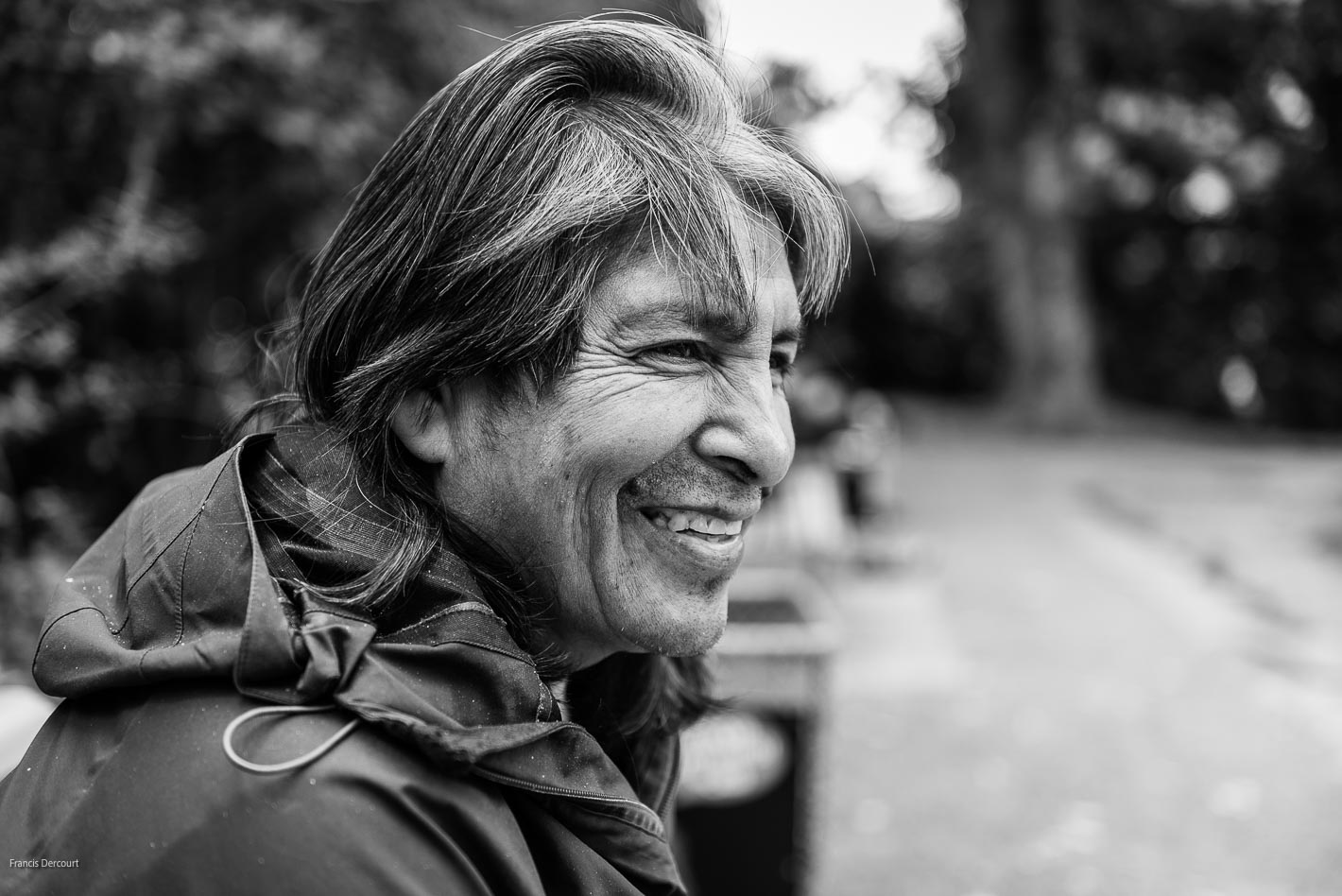 Porträt eines Mannes im Profil, schwarz-weiss, im Freien aufgenommen.