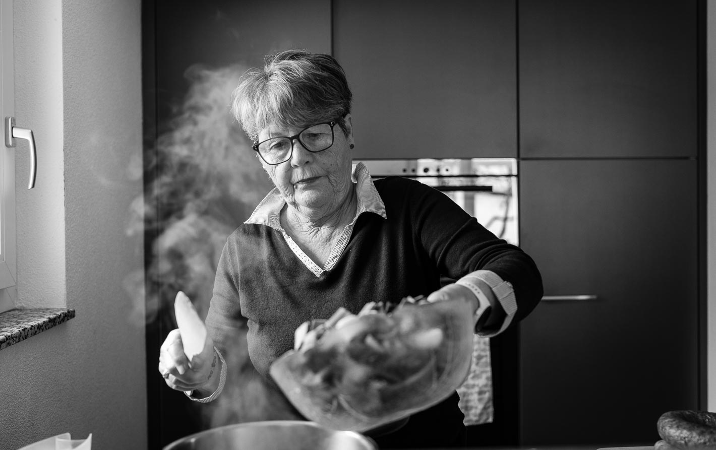 Elsbeth kocht Papet Vaudois, das nationale Gericht aus dem Kanton Waadt.