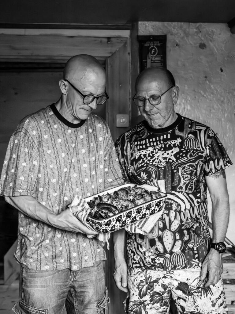 Elias und Thomas kochen gemeinsam an einem alten Holzherd.